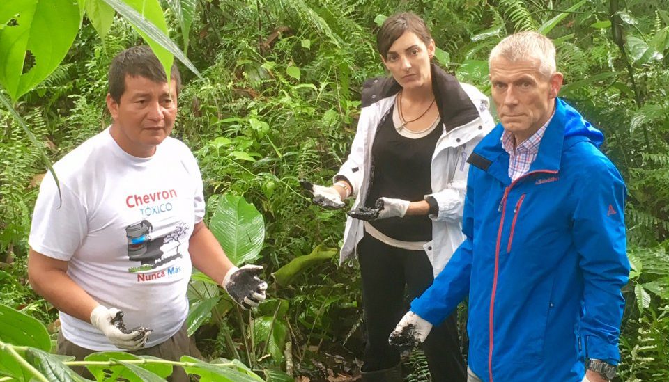 Im Amazonasgebiet in Ecuador: ein Aktivist von UDAPT, Lola Sanchez (Mitte), Helmut Scholz (rechts)