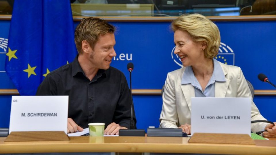 Martin Schirdewan empfängt Ursula von der Leyen in der Fraktionssitzung der GUE/NGL