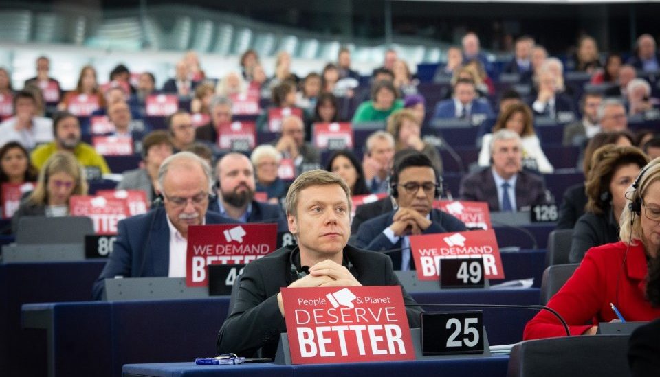Martin Schirdewan im voll besetzten Plenum sitzend