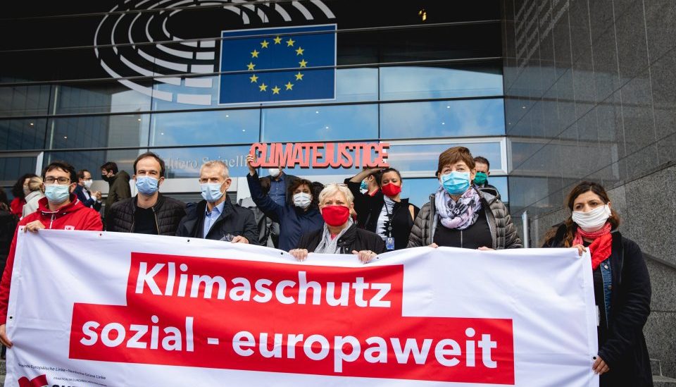 Die Delegation DIE LINKE. vor dem Europaparlament in Brüssel im Vorfeld der Abstimmung zum EU-Klimagesetz