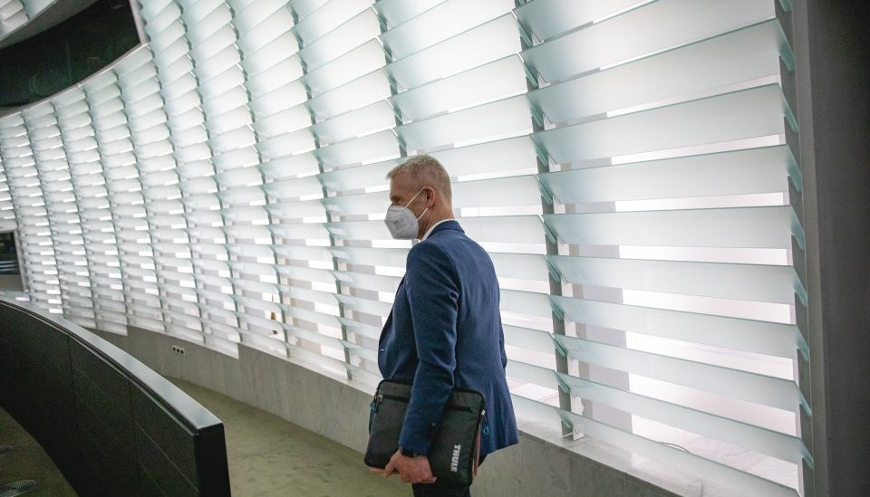 Helmut Scholz mit Maske, laufend