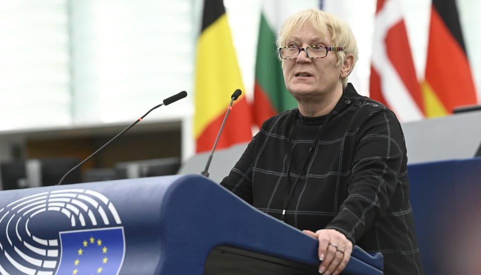 Martina Michels, eine Rede im Plenum haltend