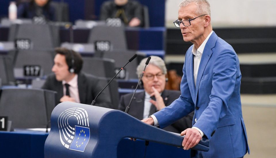 Helmut Scholz Rede im Plenum haltend