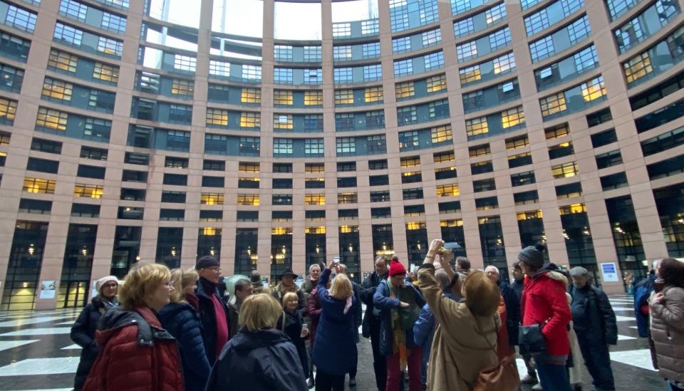 Besucher*innengruppe in Straßburg – Atrium im Parlament