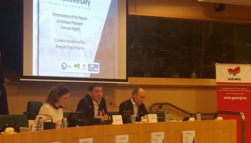 v. r. n. l. Lynn Boylan, Arnaldo Otegi, Josu Juaristi