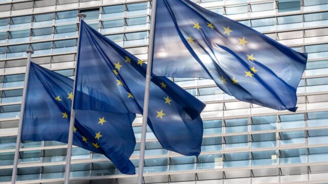 Drei wehende EU-Flaggen