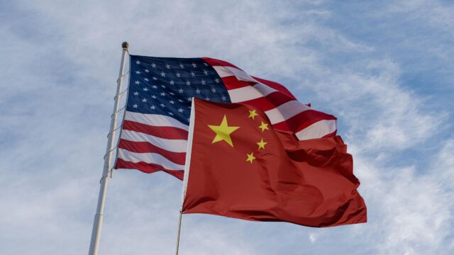 Wehende USA und China-Flagge